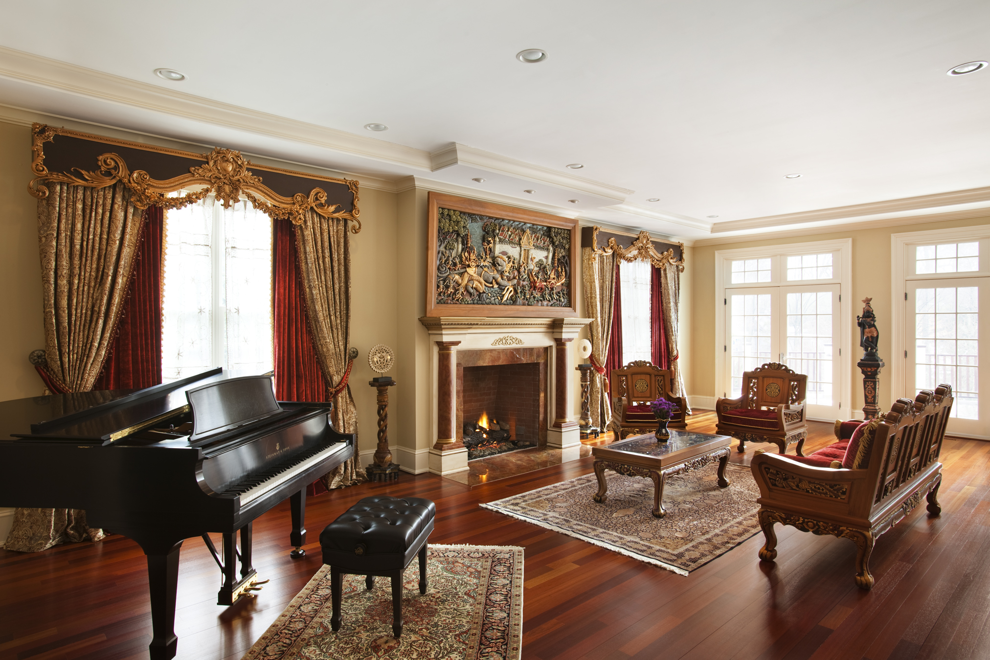 Luxury room with fireplace and piano